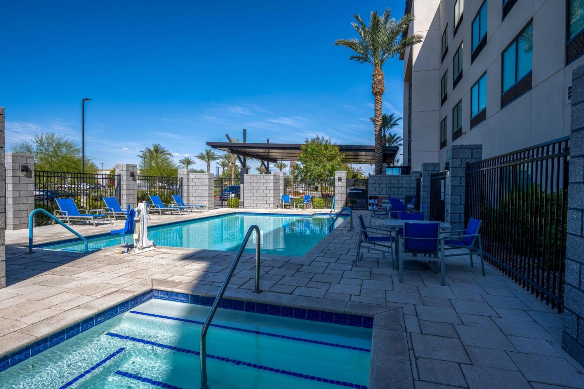 Holiday Inn Express & Suites - Gilbert - Mesa Gateway Airport エクステリア 写真