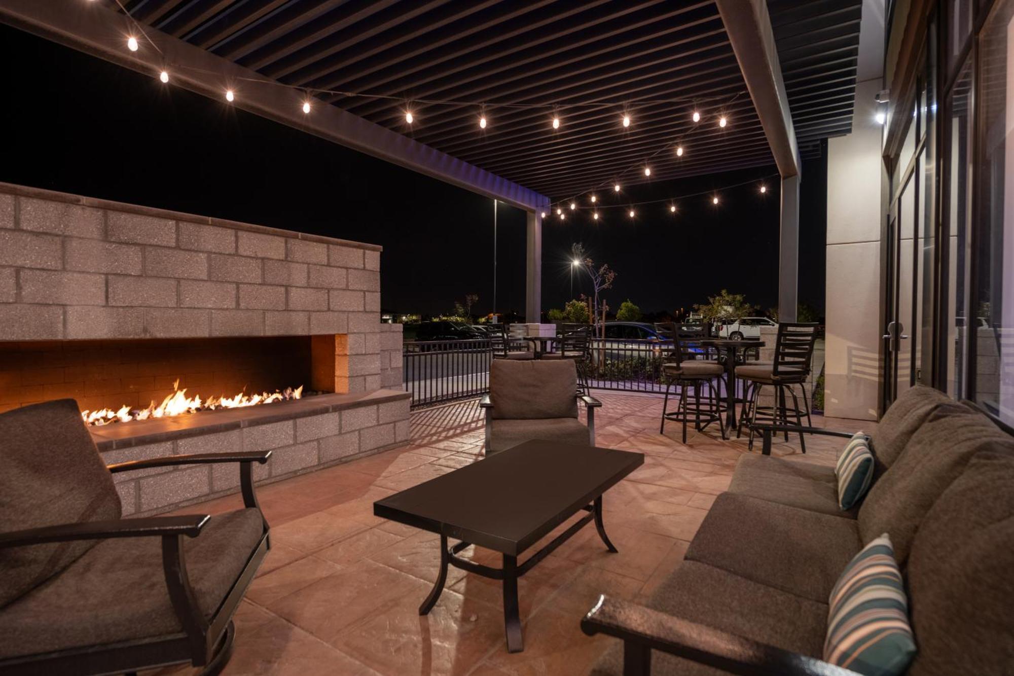 Holiday Inn Express & Suites - Gilbert - Mesa Gateway Airport エクステリア 写真